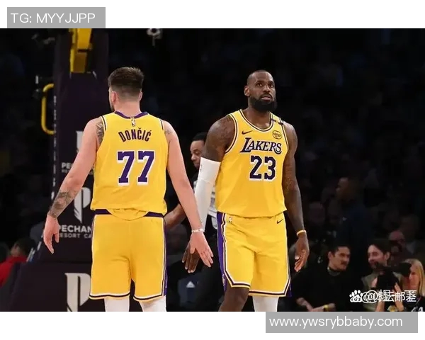 末节逆转！詹姆斯30+8+8率湖人胜鹈鹕，双巨头默契成赢球关键